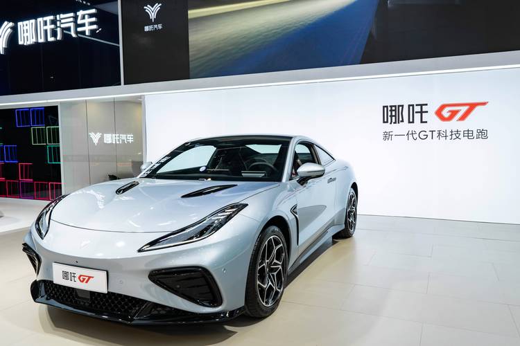 东莞254哪吒汽车在智能汽车领域的表现，领途汽车在新能源汽车市场中的影响力